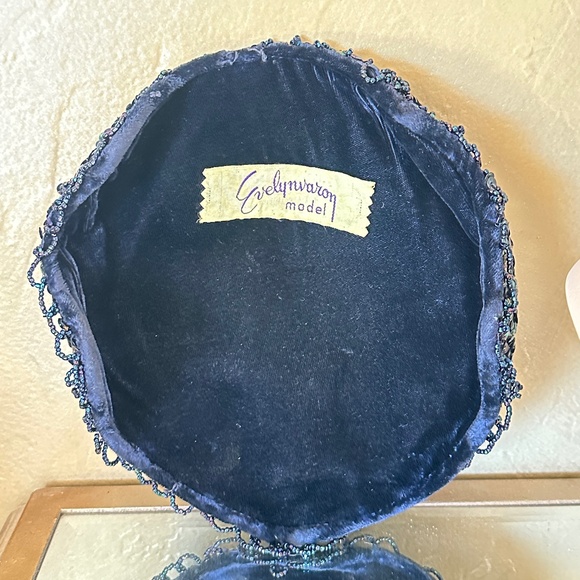 DESIGNER 1950s' IRIDESCENT SEQUIN AND BEADS COCKTAIL HAT - Picture 8 of 9